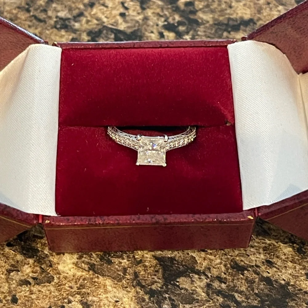 1.5 CT white gold Charles and Colvard Engagement ring - Picture 1 of 9